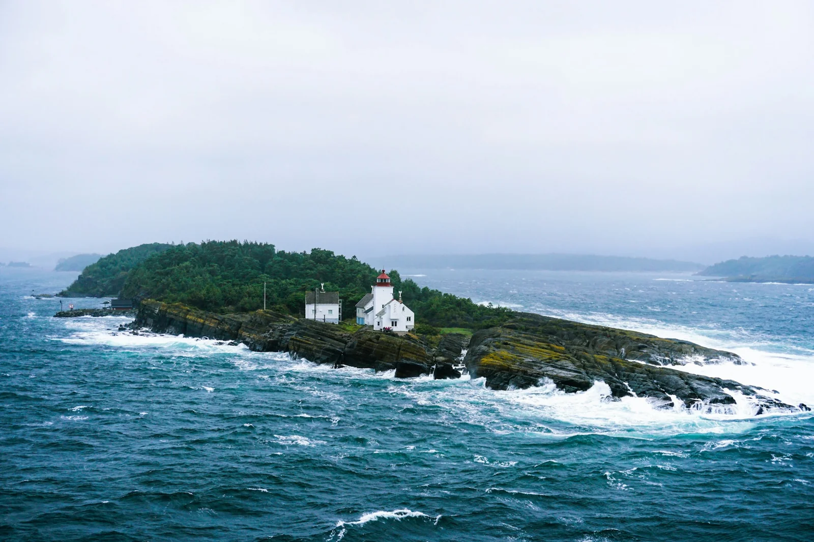 Langøytangen fyr ved Langesund i grov sjø
