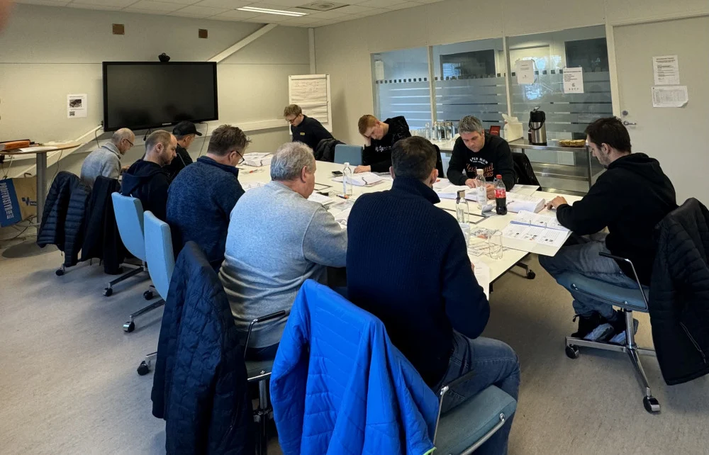 Deltakere arbeider med kursmateriell på våre IBC-kurs
