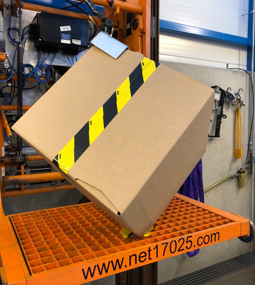 Transporteske i falltestutstyr i laboratoriet vårt